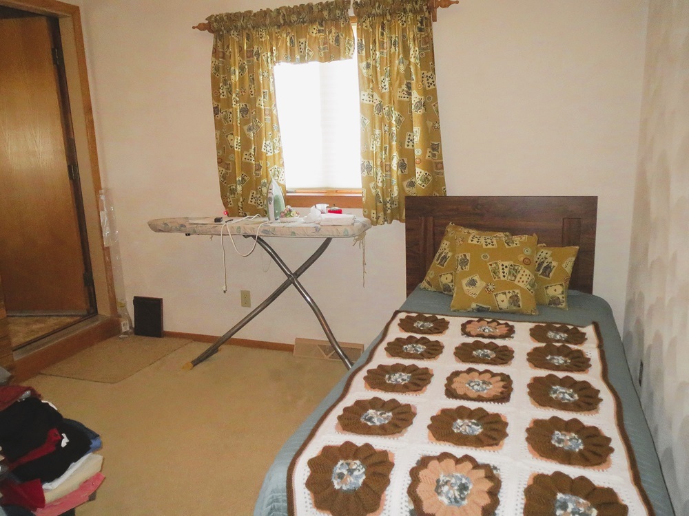 1027 Bluff Road Dixon, IL 61021 - Photo 33 of 48 a bedroom with a bed and a window