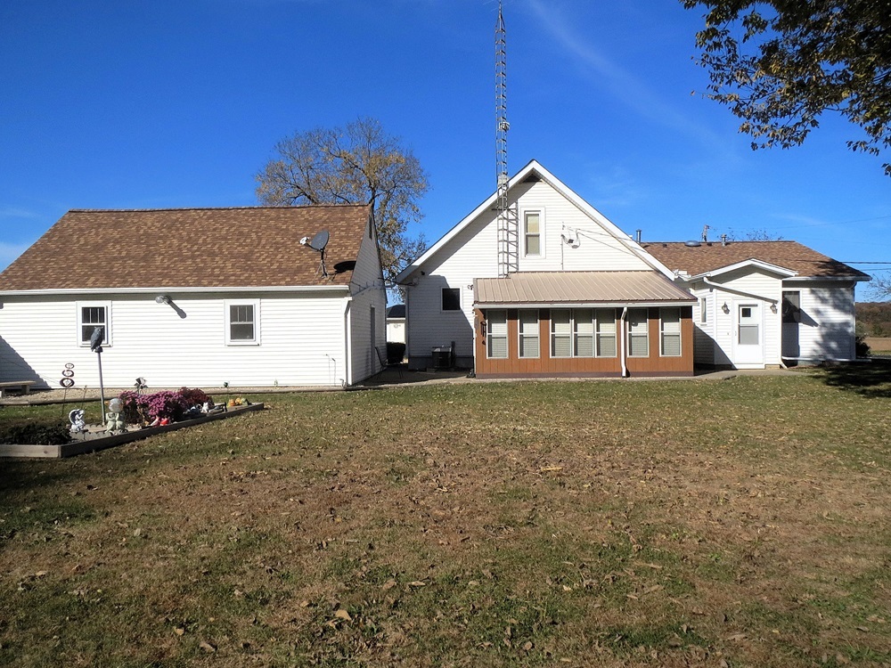 1027 Bluff Road Dixon, IL 61021 - Photo 41 of 48 a front view of a house with a garden
