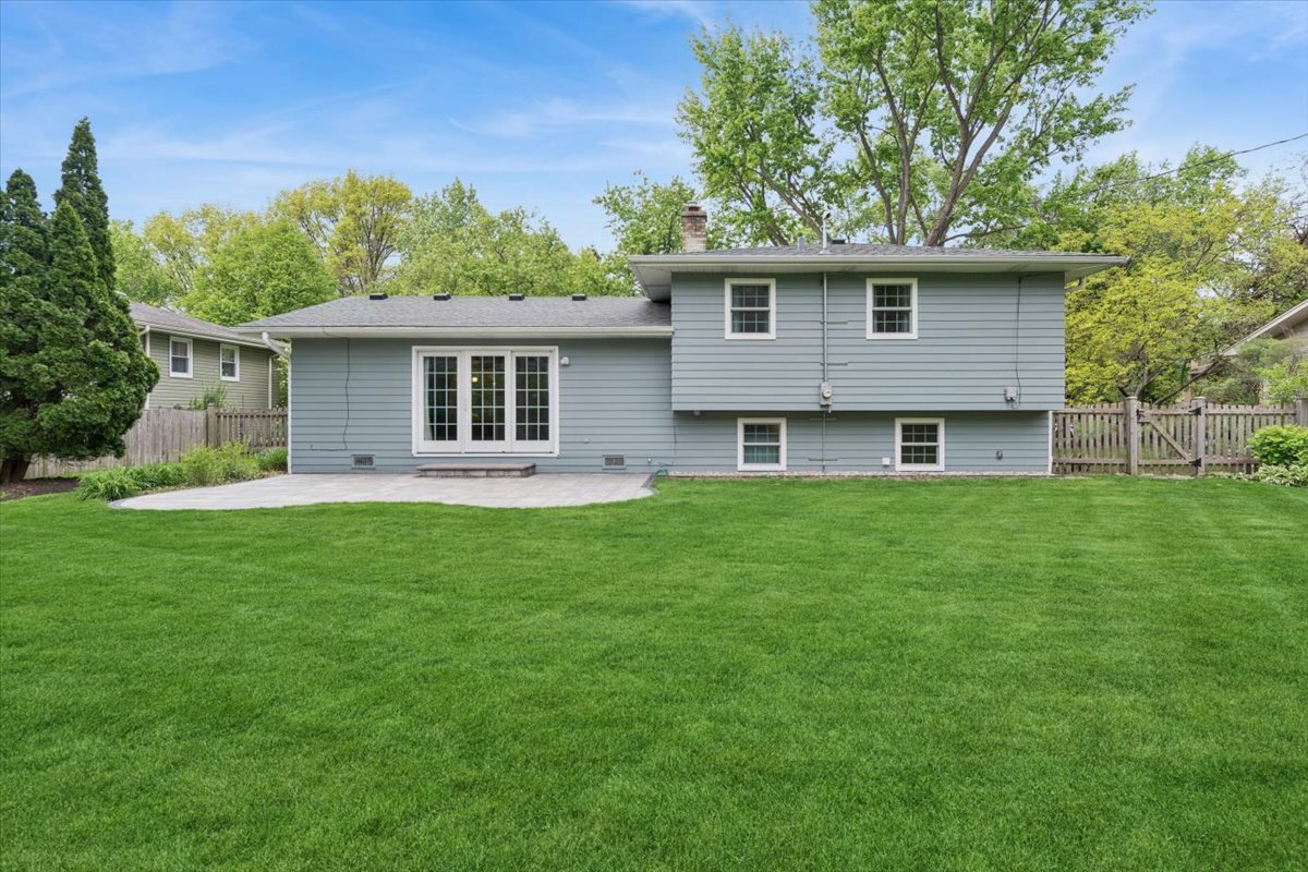 1232 Laurel Lane Naperville, IL 60540 - Photo 20 of 24 a house view with a garden space