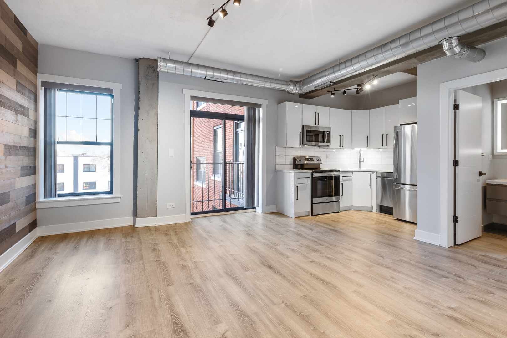 7645 North Sheridan Road, Unit 411 Chicago, IL 60626 - Photo 2 of 13