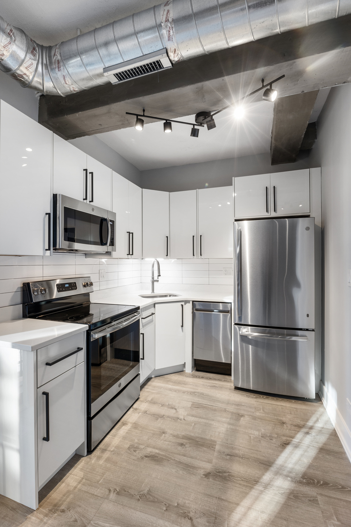 7645 North Sheridan Road, Unit 411 Chicago, IL 60626 - Photo 5 of 13