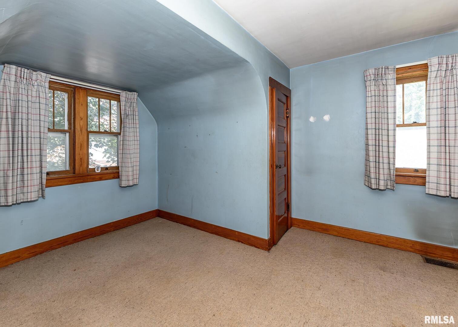 304 South 5th Avenue New Windsor, IL 61465 - Photo 19 of 29 an empty room with windows