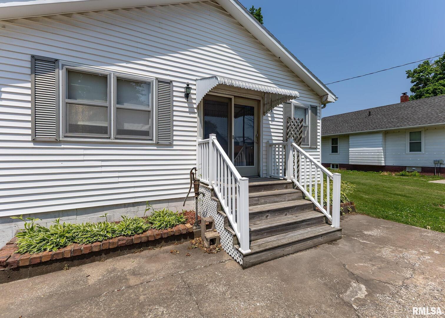 304 South 5th Avenue New Windsor, IL 61465 - Photo 26 of 29 a front view of a house with a garden