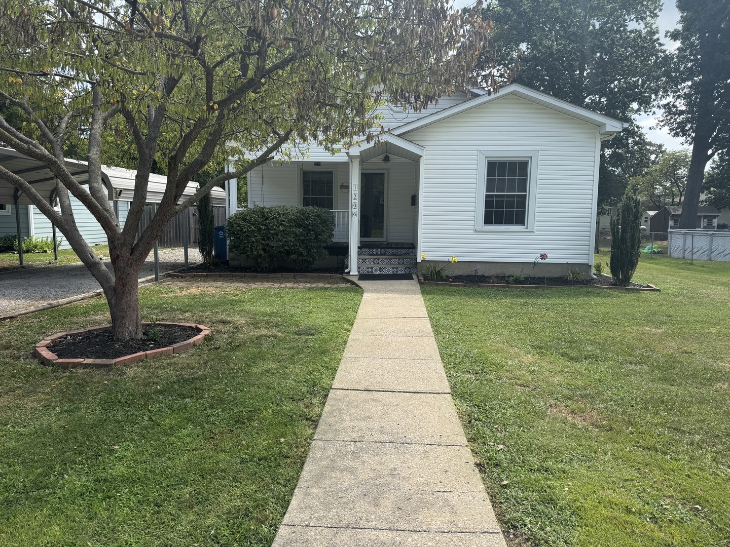1206 South Commercial Street Benton, IL 62812 - Photo 1 of 17