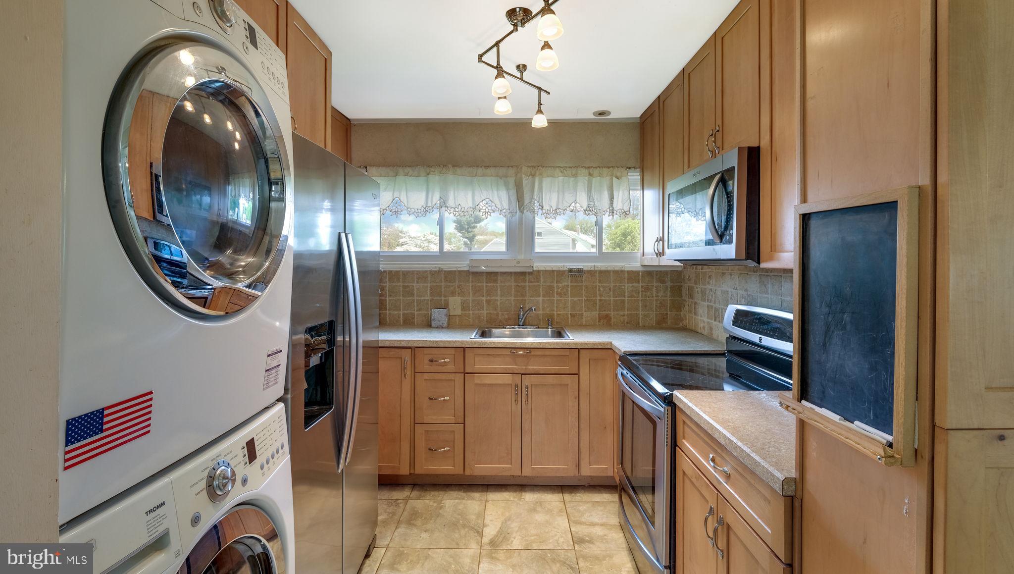 65 Inwood Road Levittown, PA 19057 - Photo 3 of 21 Gallery Image 3