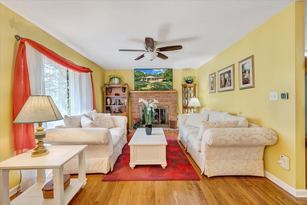 6121 Sunnycrest Road Roanoke, VA 24018 - Photo 3 of 37 Meticulously maintained