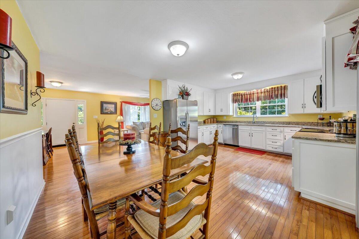 6121 Sunnycrest Road Roanoke, VA 24018 - Photo 6 of 37 Dining Area