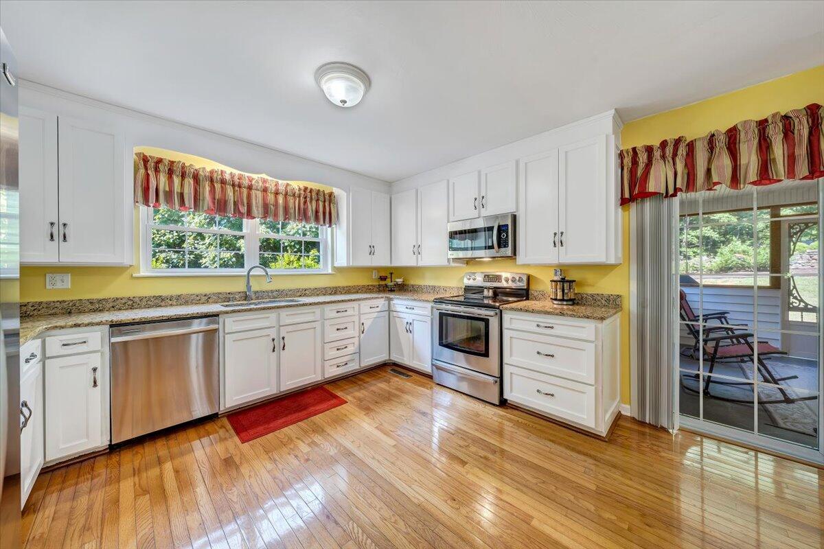 6121 Sunnycrest Road Roanoke, VA 24018 - Photo 7 of 37 Spacious kitchen