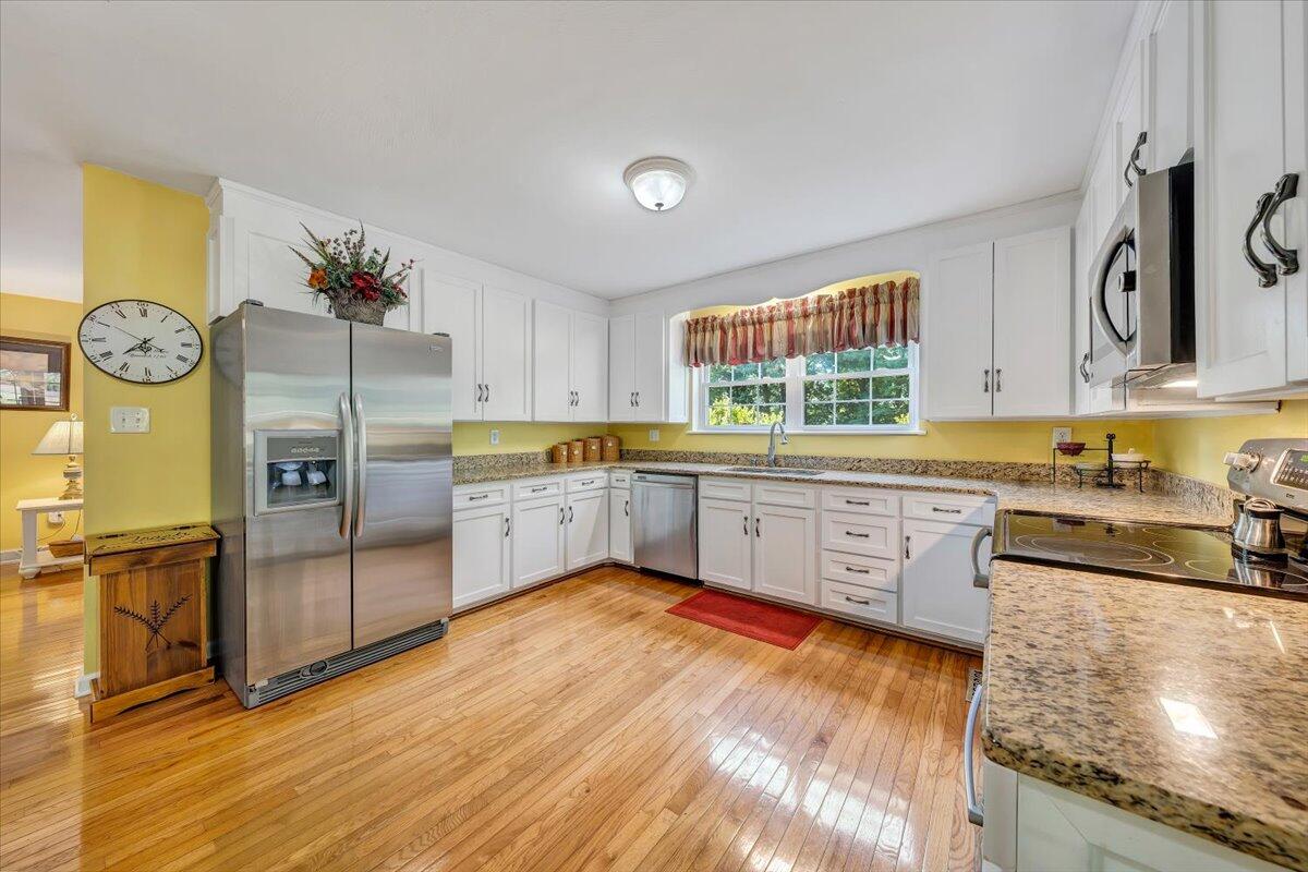 6121 Sunnycrest Road Roanoke, VA 24018 - Photo 8 of 37 Granite countertops