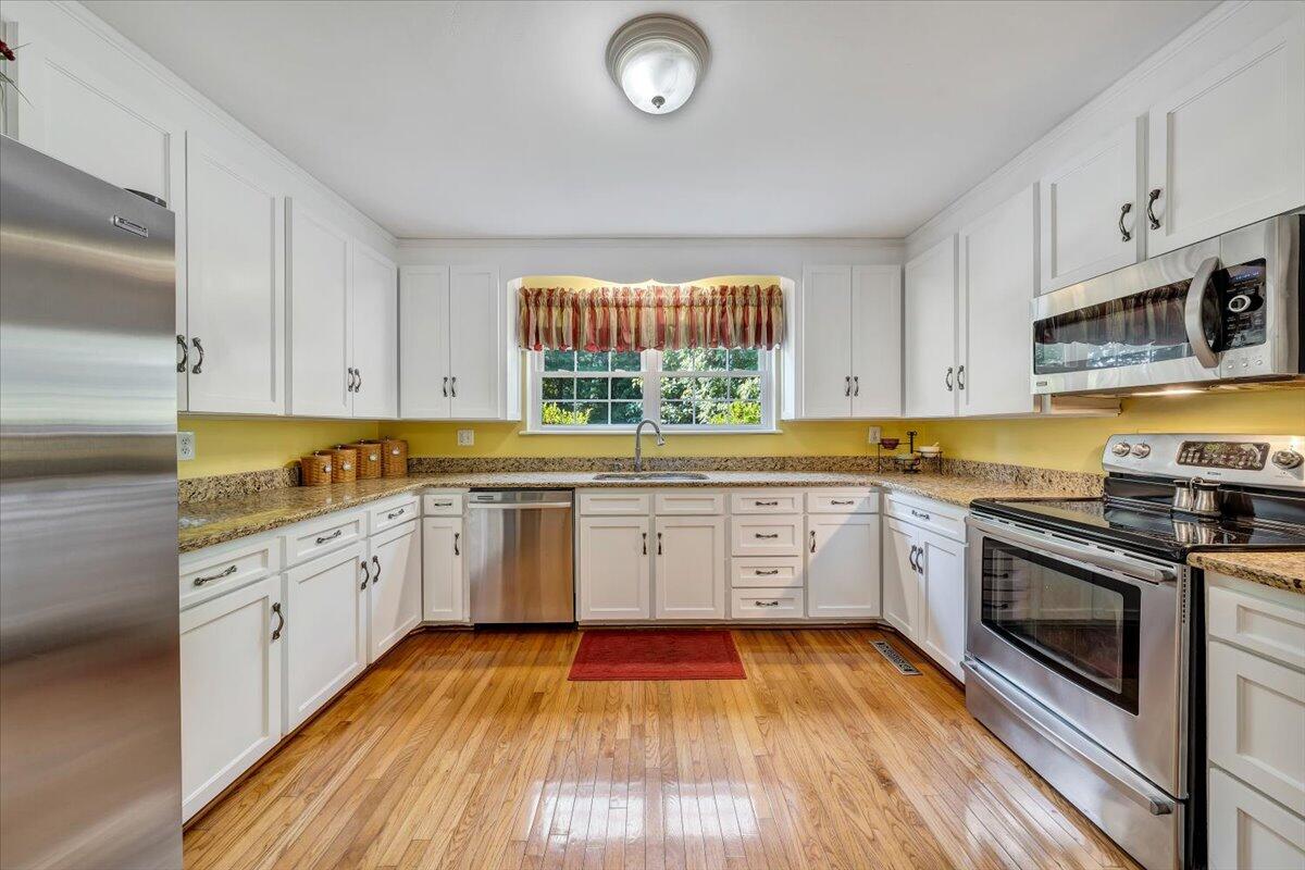 6121 Sunnycrest Road Roanoke, VA 24018 - Photo 9 of 37 Stainless steel appliances