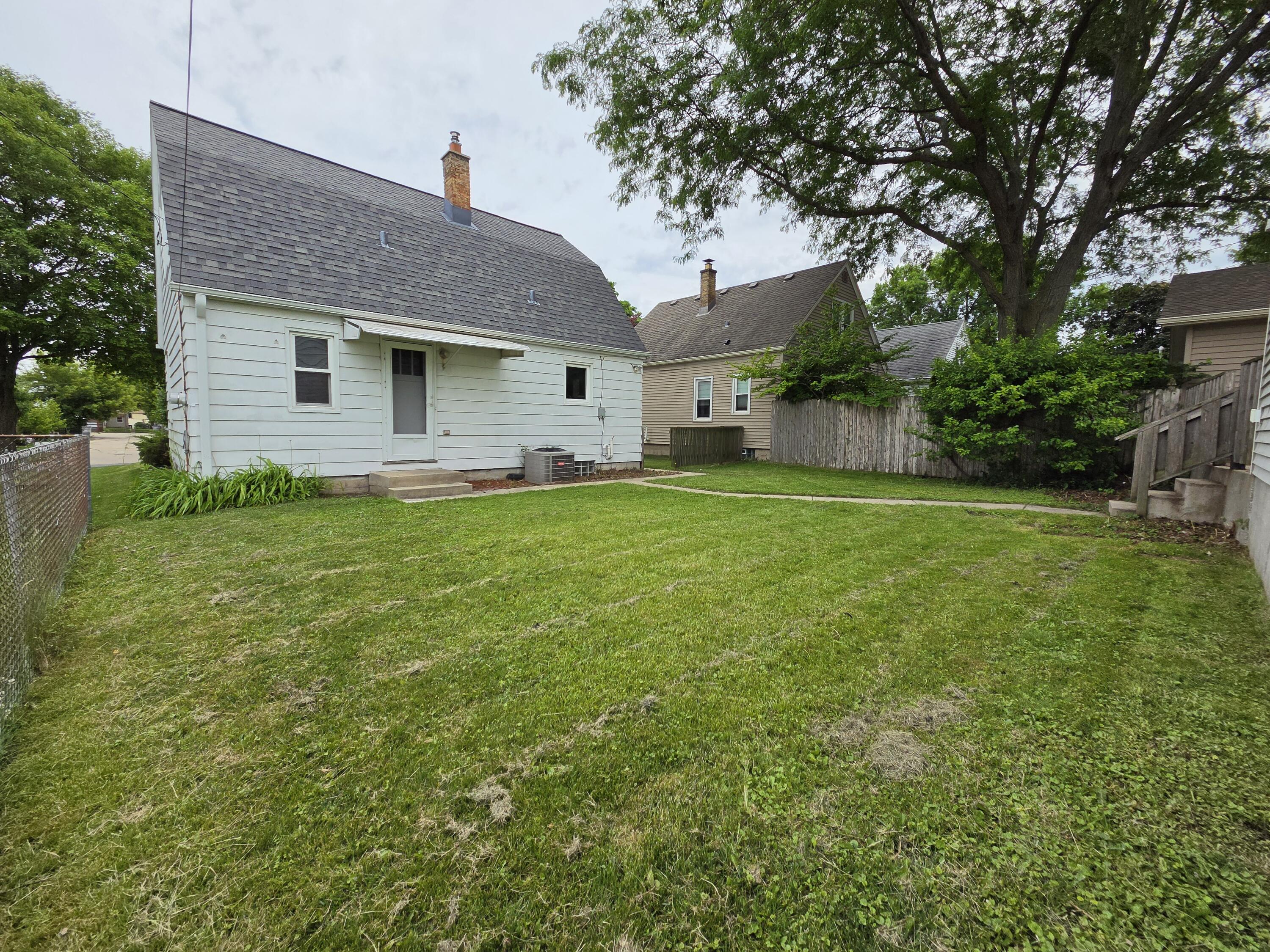 3265 South Burrell Street Milwaukee, WI 53207 - Photo 24 of 39 back yard