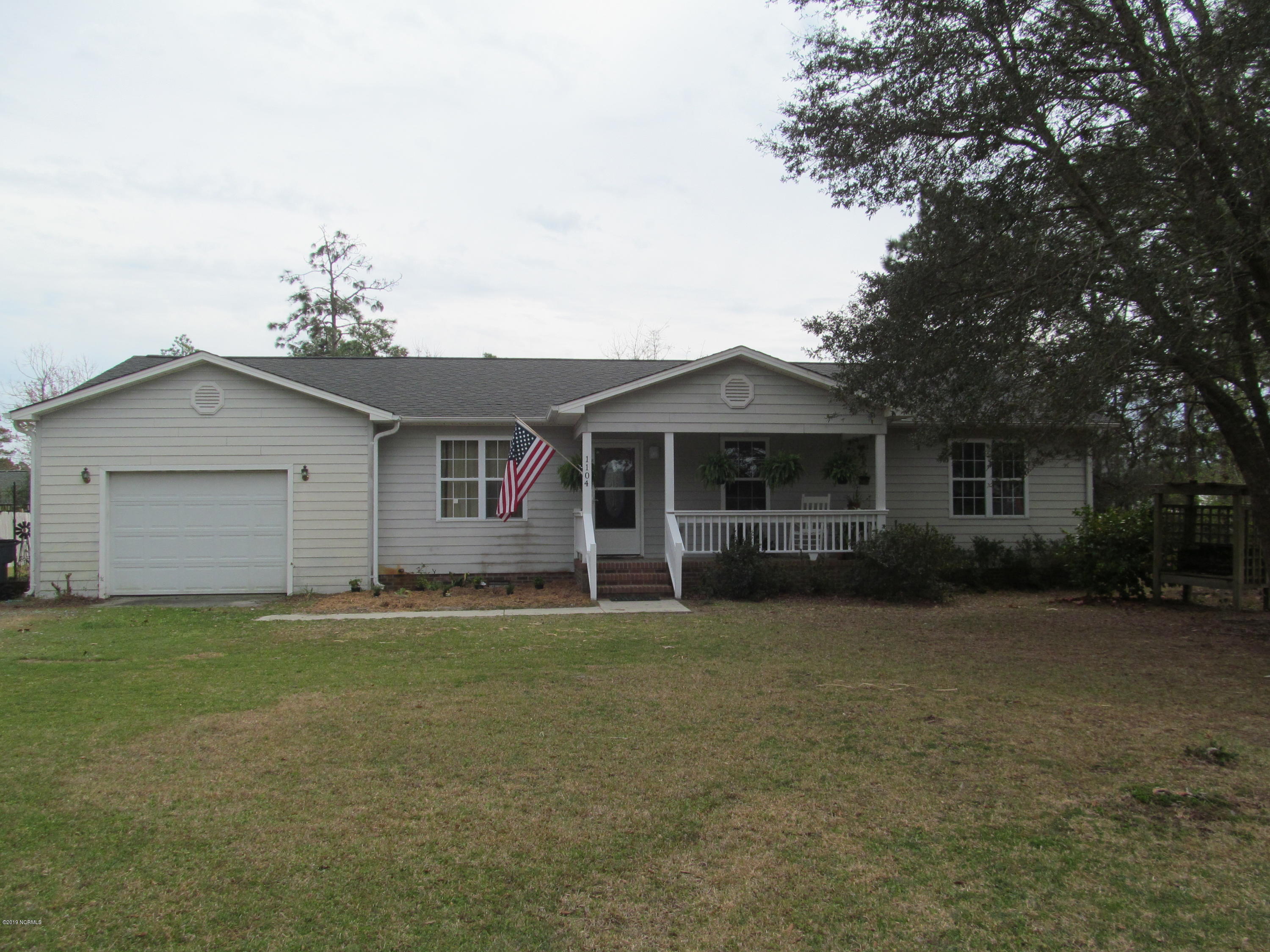 1104 East Boiling Spring Road Southport, NC 28461 - Photo 1 of 15 Great Front Yard