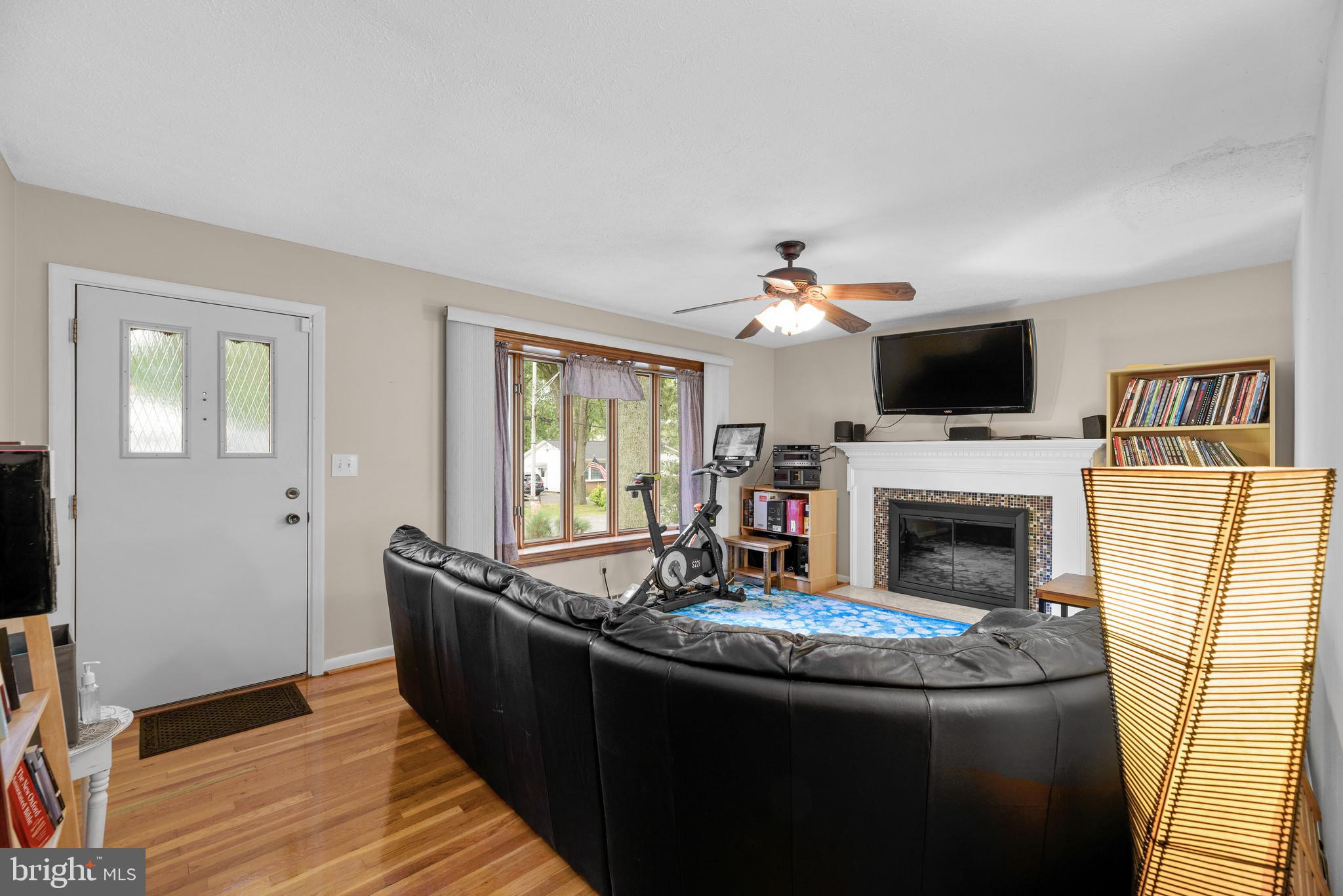 206 Pike Road Pasadena, MD 21122 - Photo 4 of 56 Living Room