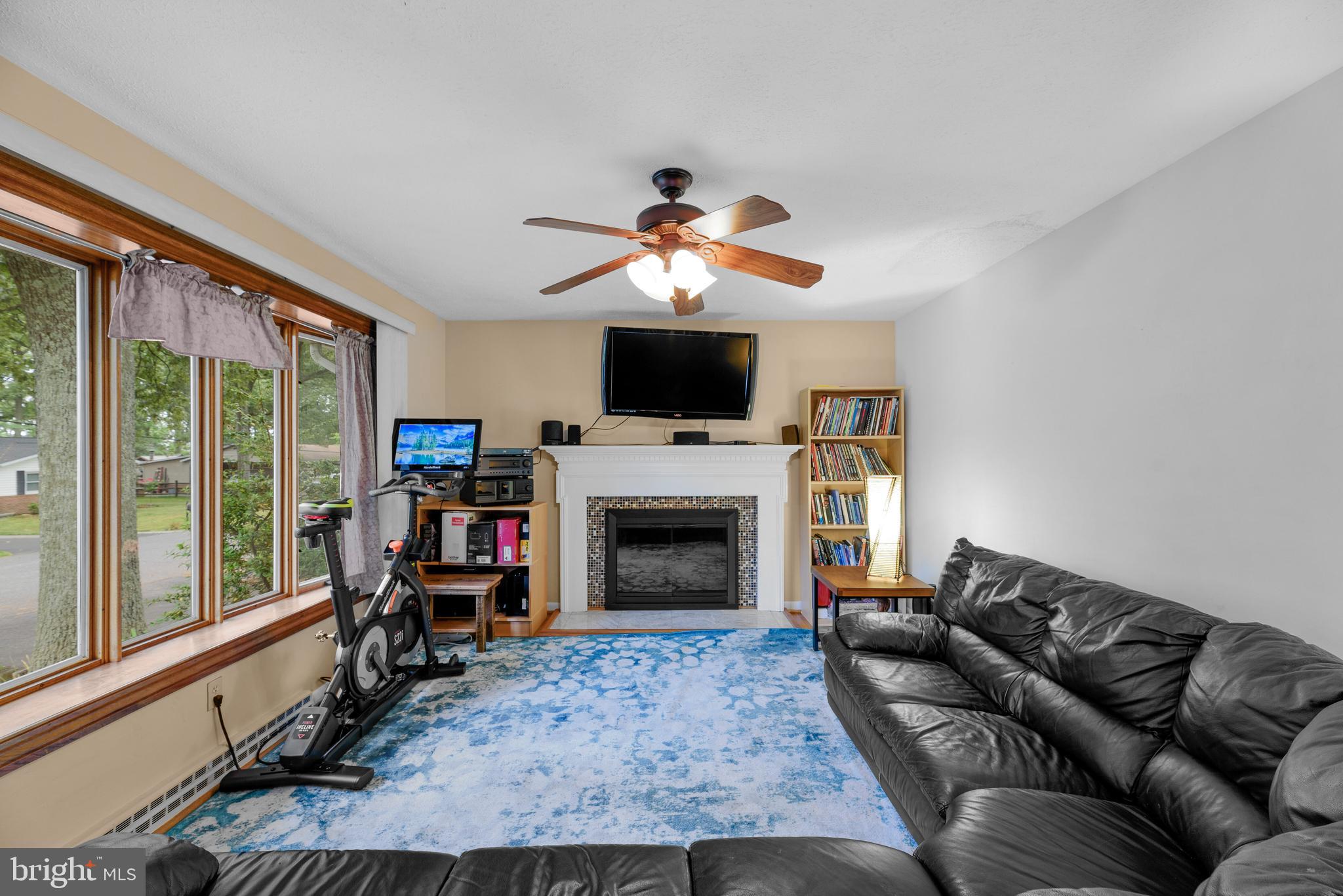 206 Pike Road Pasadena, MD 21122 - Photo 5 of 56 Living Room