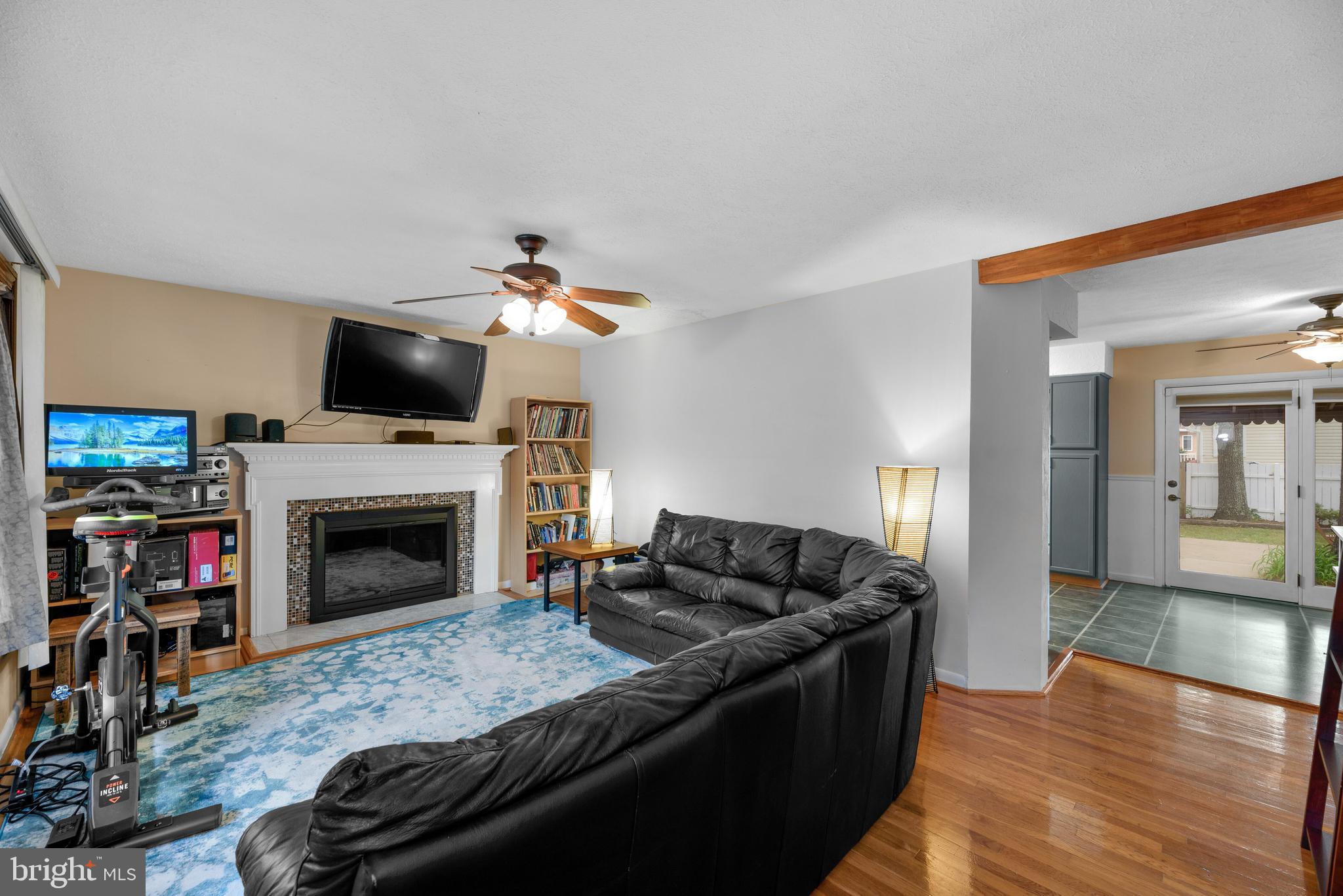 206 Pike Road Pasadena, MD 21122 - Photo 6 of 56 Living Room