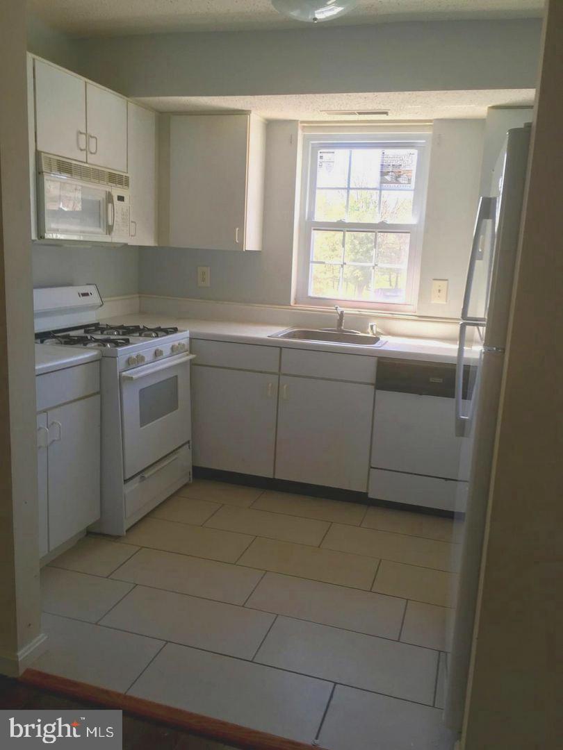 11913 L Tarragon Road, Unit L Reisterstown, MD 21136 - Photo 6 of 9 kitchen