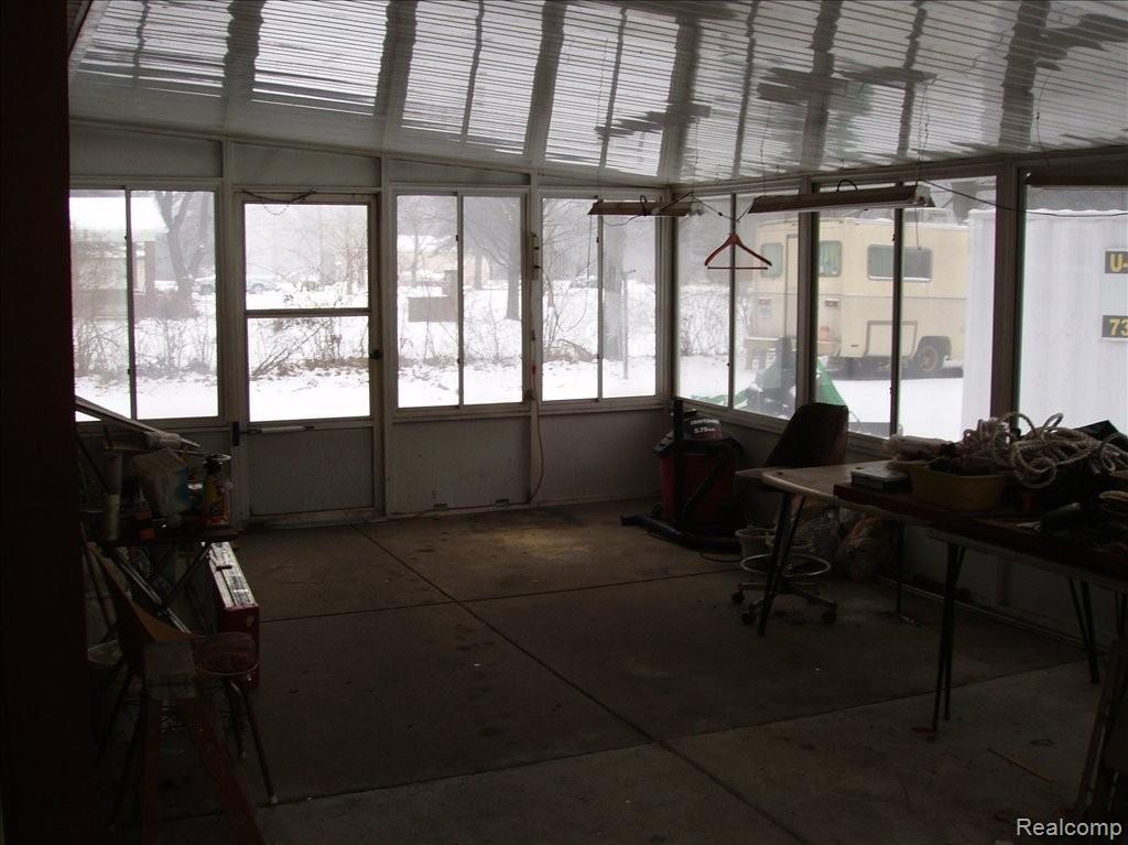 39079 Pennsylvania Road New Boston, MI 48164 - Photo 18 of 20 Rear heated florida room