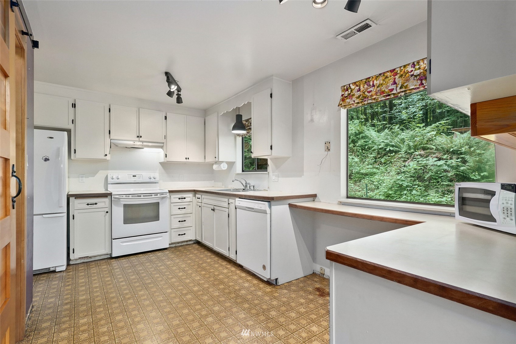 22914 2nd Avenue Southeast Bothell, WA 98021 - Photo 7 of 20 a kitchen with a stove a sink and a window