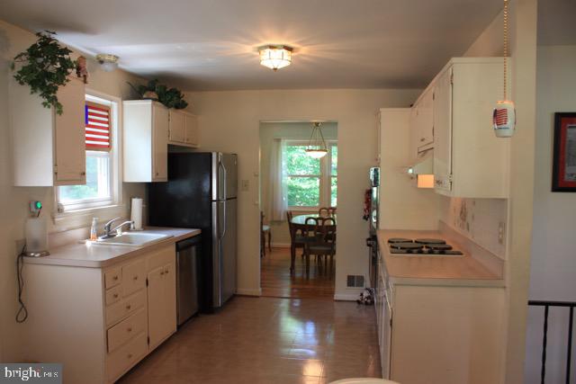 6800 Huntsman Boulevard Springfield, VA 22152 - Photo 6 of 11 Kitchen