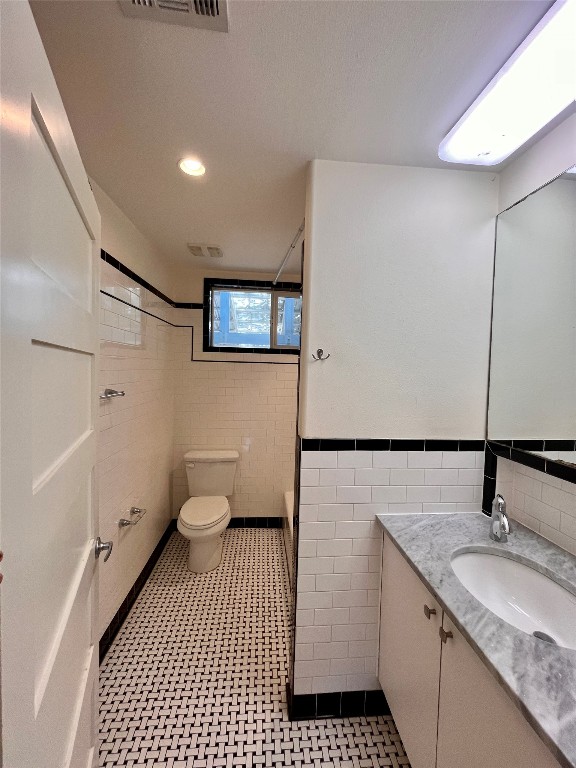 2209 East 18th Street, Unit A Austin, TX 78702 - Photo 21 of 35 Classic meets modern with subway tile, basketweave accents, and tasteful fixtures throughout.