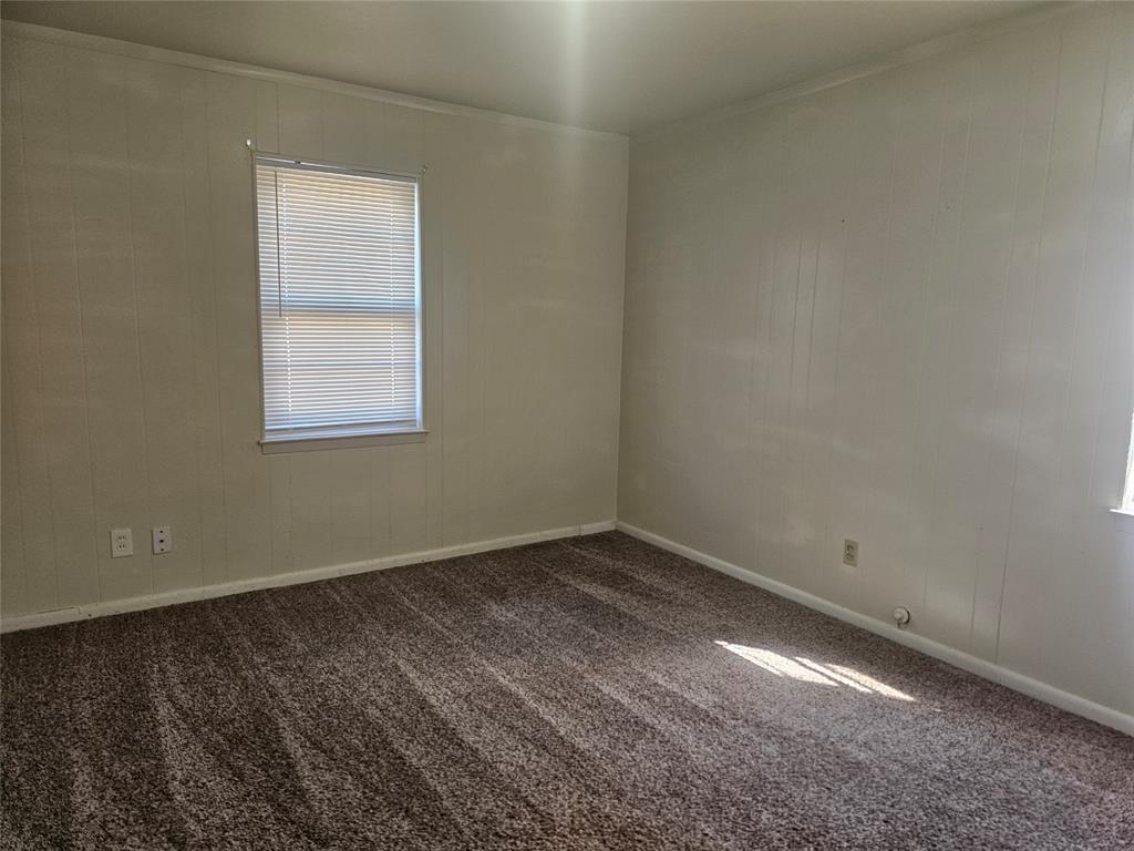 604 East 4th Street Weatherford, TX 76086 - Photo 11 of 20 an empty room with a window