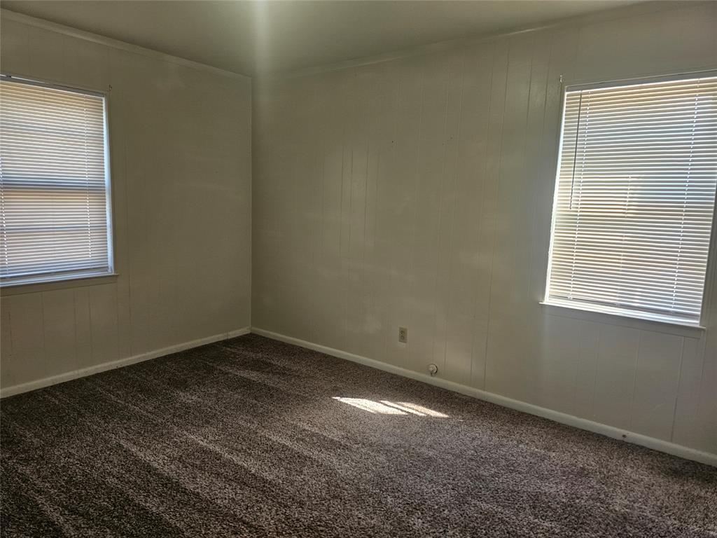 604 East 4th Street Weatherford, TX 76086 - Photo 12 of 20 an empty room with a window
