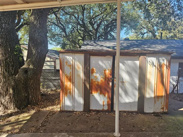 a view of a pathway of a house