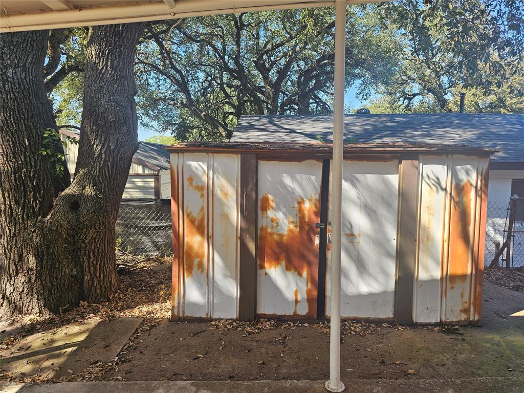 604 East 4th Street Weatherford, TX 76086 - Photo 16 of 20 a view of a pathway of a house