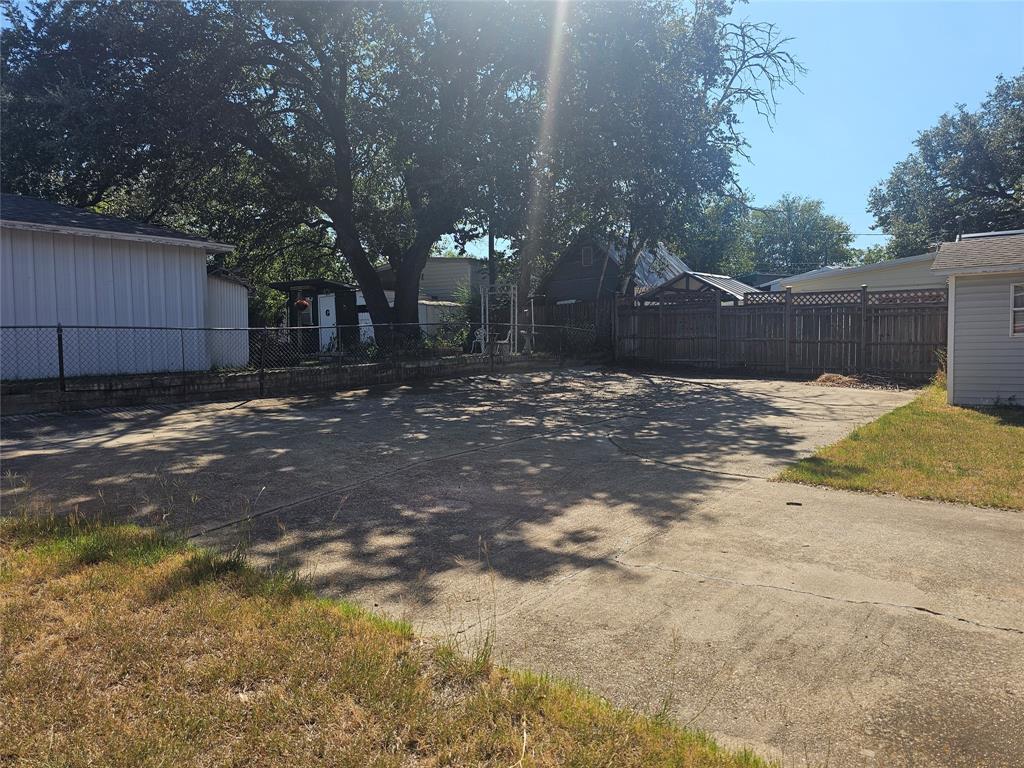 604 East 4th Street Weatherford, TX 76086 - Photo 17 of 20 a backyard of a house