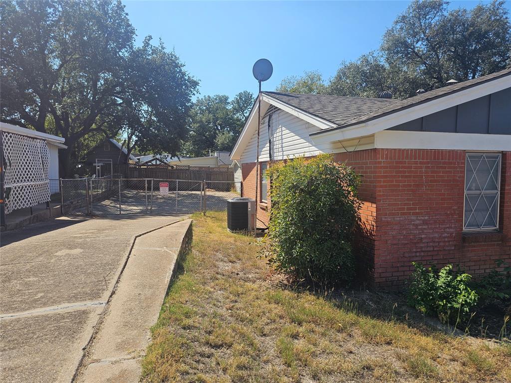 604 East 4th Street Weatherford, TX 76086 - Photo 20 of 20 a view of backyard with plants and outdoor seating
