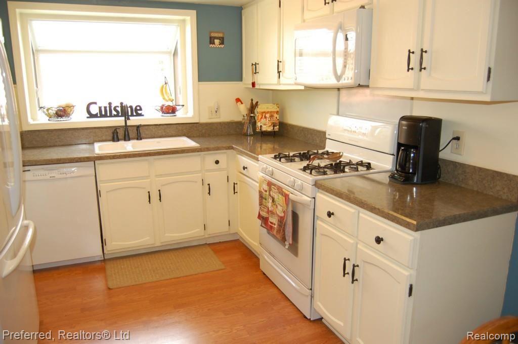 7519 Kingsbridge Road Canton, MI 48187 - Photo 8 of 24 Kitchen.jpg