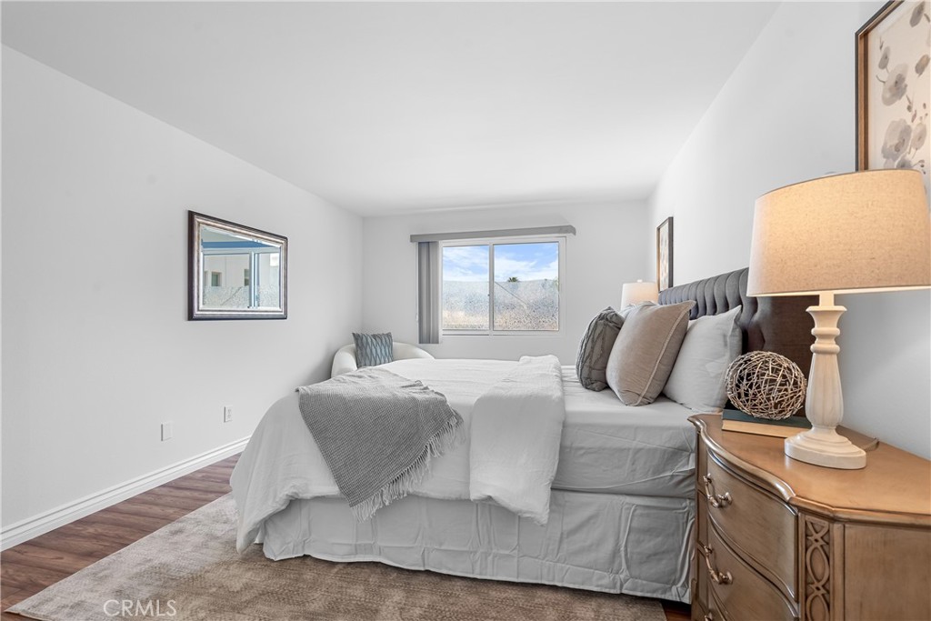 2468 Mohawk Street, Unit 202 Pasadena, CA 91107 - Photo 19 of 29 a bedroom with a bed and lamp