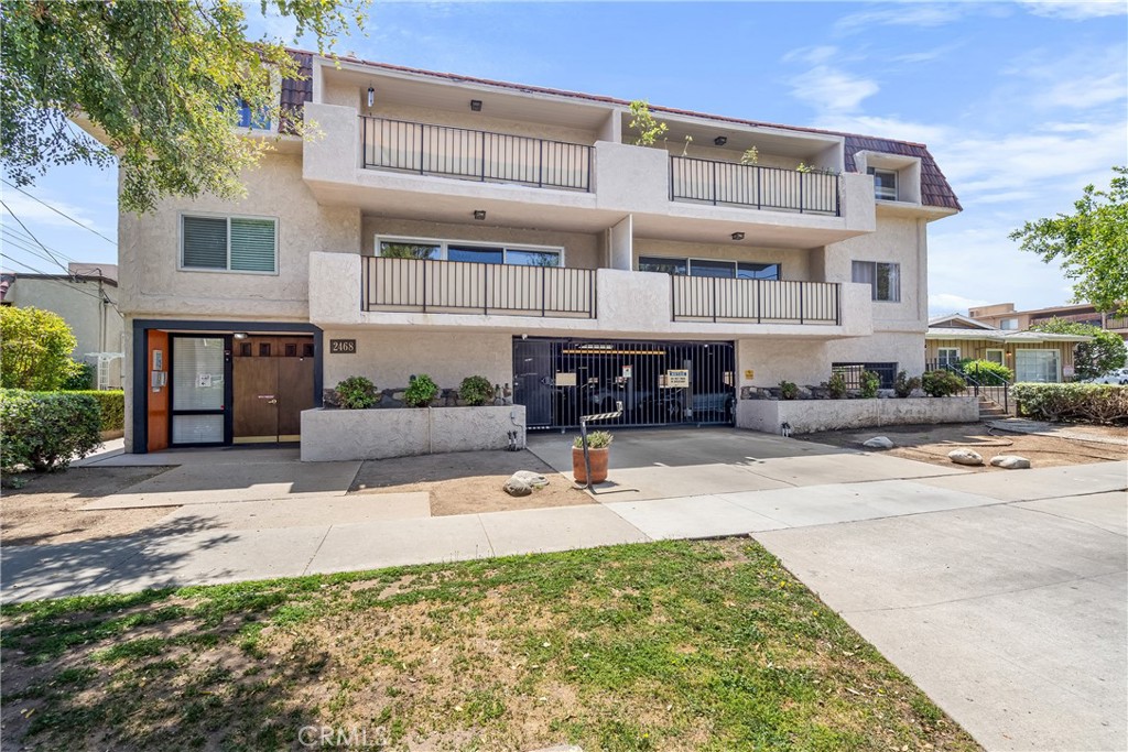 2468 Mohawk Street, Unit 202 Pasadena, CA 91107 - Photo 28 of 29 a view of a building with car parked