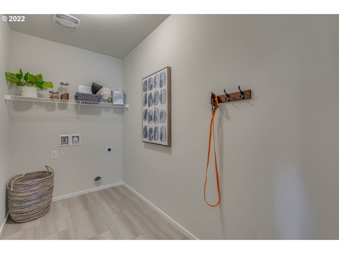 2866 Pierce Parkway Springfield, OR 97477 - Photo 11 of 14 a bathroom with a sink and mirror