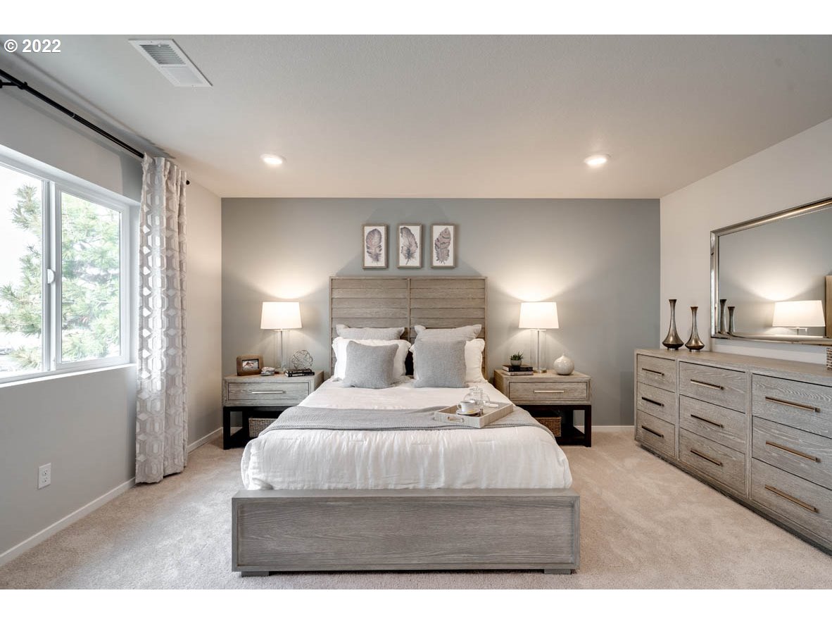 2866 Pierce Parkway Springfield, OR 97477 - Photo 14 of 14 a bedroom with a large bed and a window