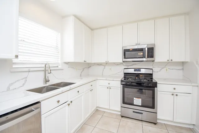 $2,400 | 4426 Topaz Trail Drive, Sugar Land, TX 77479