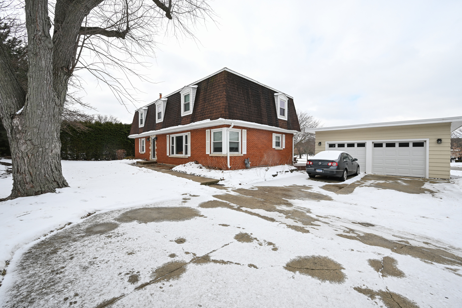 360 Erie Circle Bloomingdale, IL 60108 - Photo 27 of 30 a front view of a house with a yard
