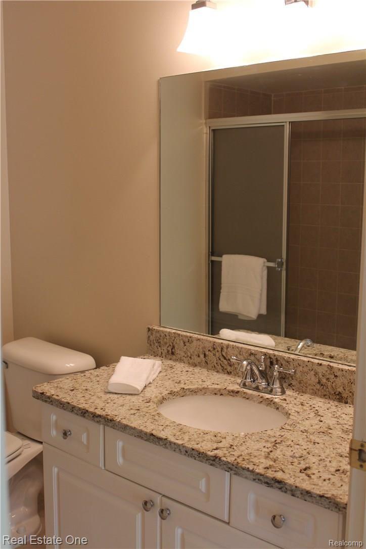 3512 Tremonte Cir Circle South, Unit 293 Rochester, MI 48306 - Photo 9 of 28 Master bath - granite counter tops