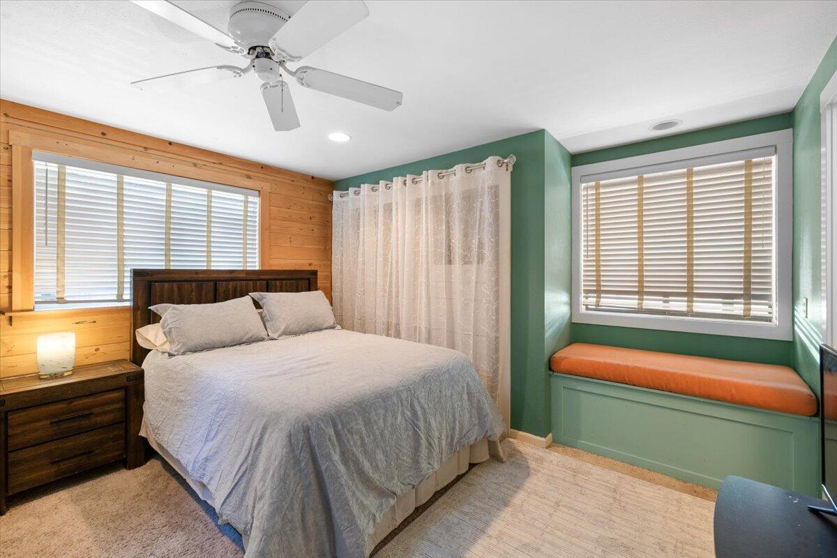7670 Hyatt Prairie Road Ashland, OR 97520 - Photo 22 of 49 Main level: Bedroom 3 with ensuite bath & window seat