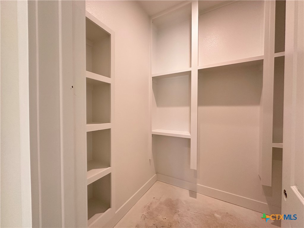 418 Dos Rios Drive Belton, TX 76513 - Photo 23 of 41 an empty room with closet