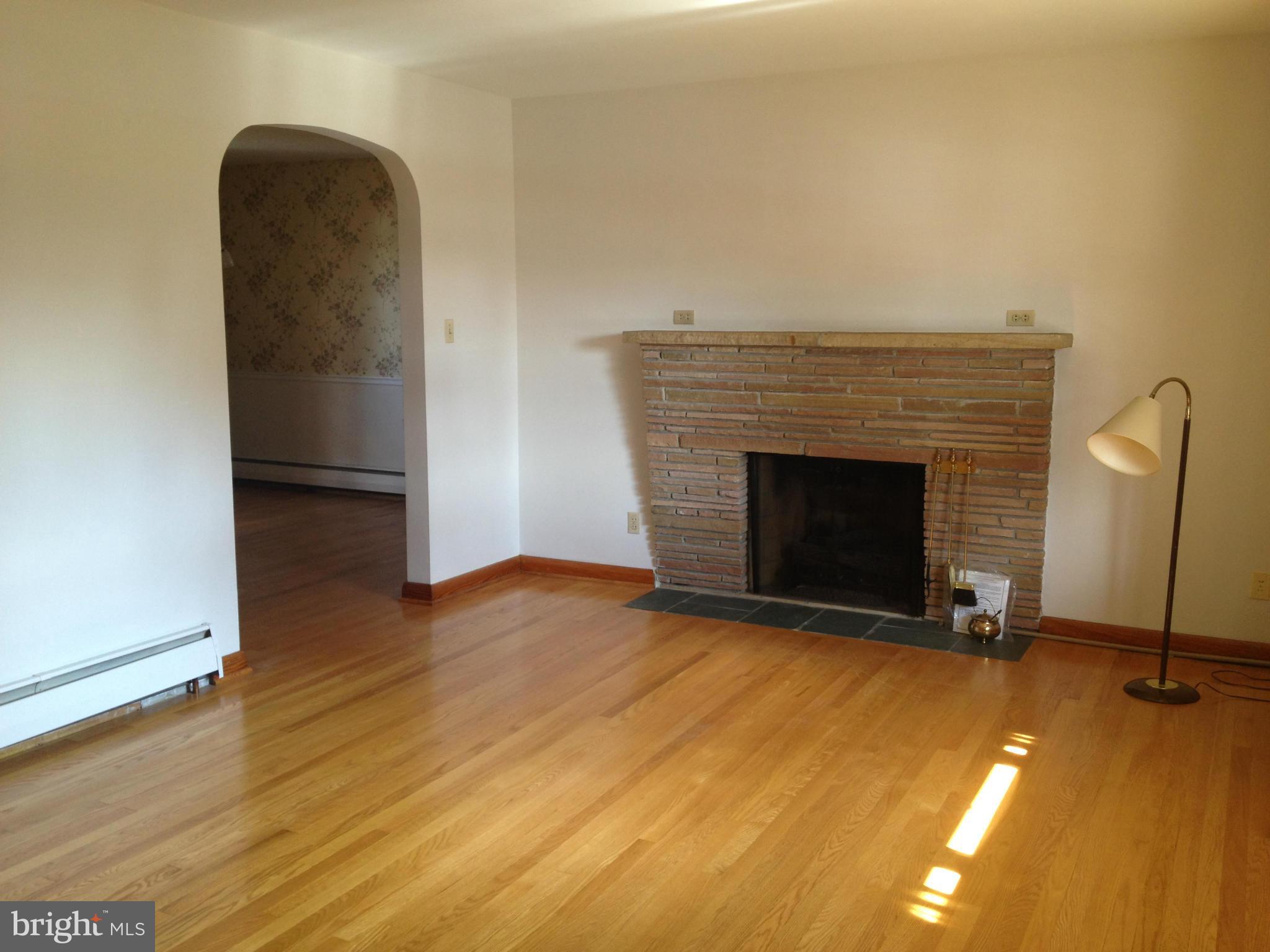 17940 Pin Oak Road Hagerstown, MD 21740 - Photo 3 of 24 Living Room
