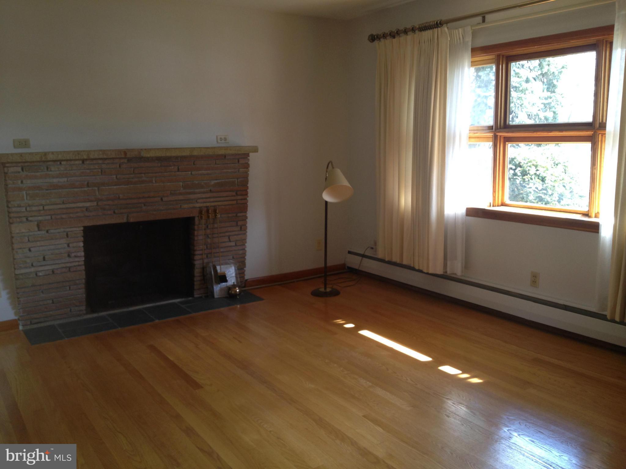 17940 Pin Oak Road Hagerstown, MD 21740 - Photo 4 of 24 Living Room