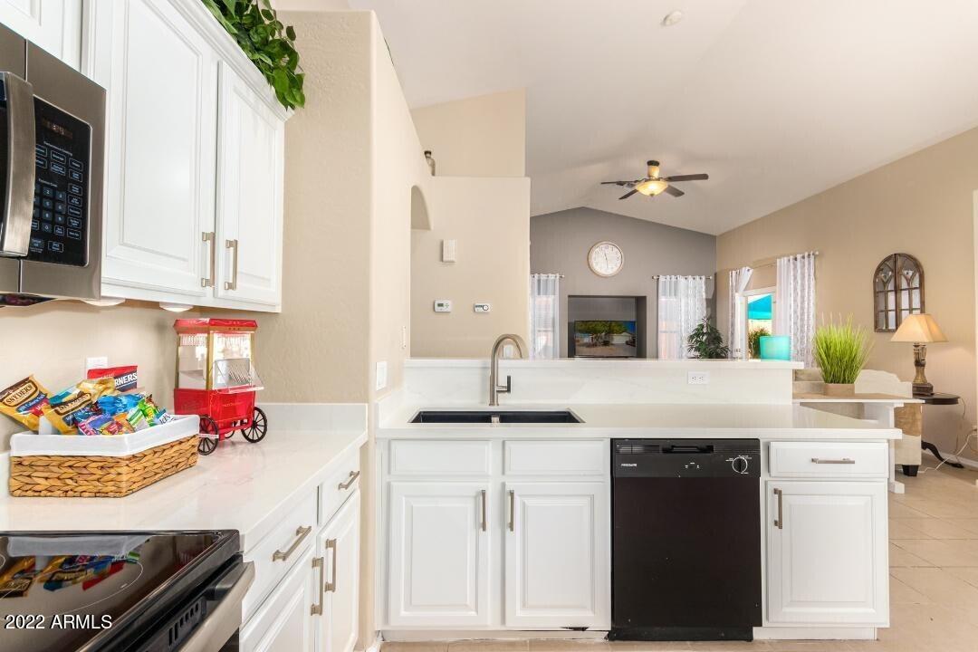 3228 East Sandy Way Gilbert, AZ 85297 - Photo 11 of 34 10-Kitchen