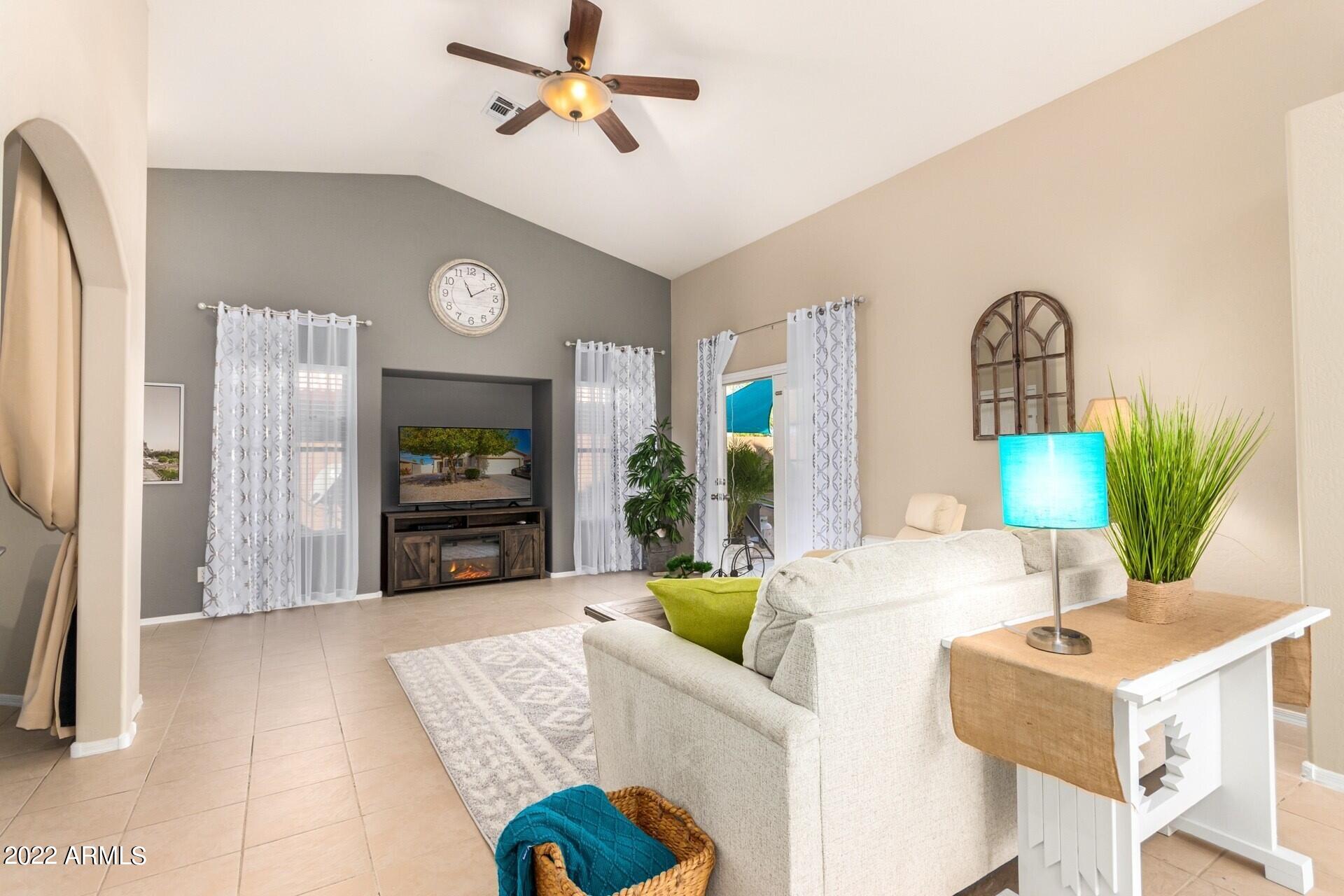 3228 East Sandy Way Gilbert, AZ 85297 - Photo 5 of 34 04-Living Room