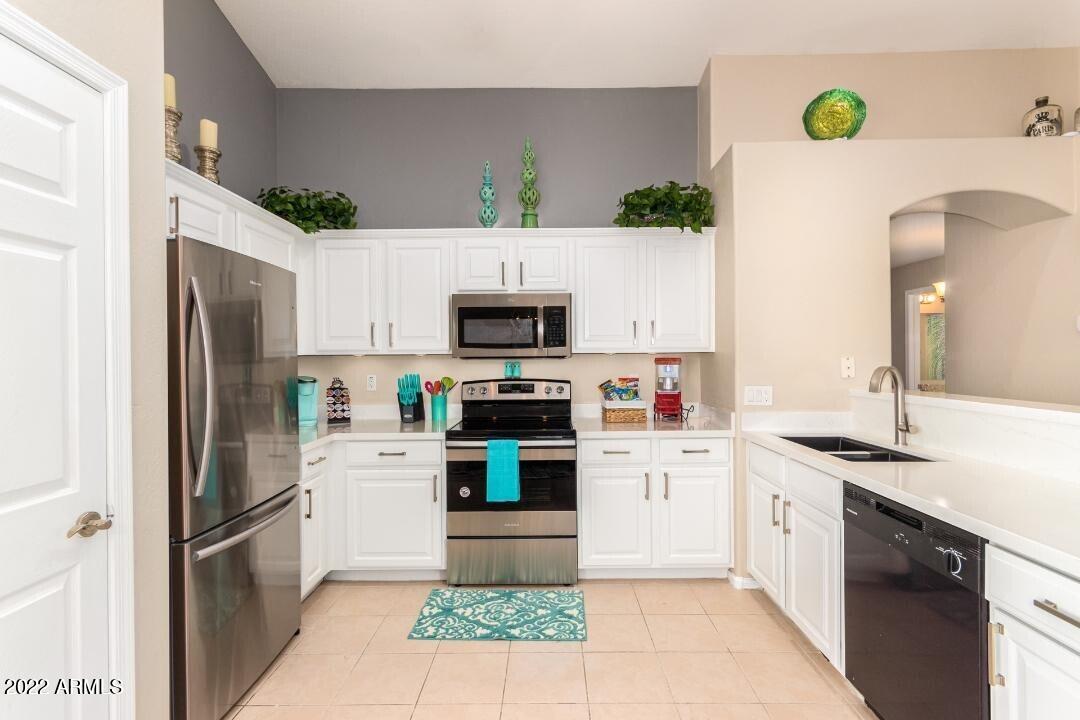 3228 East Sandy Way Gilbert, AZ 85297 - Photo 8 of 34 07-Kitchen