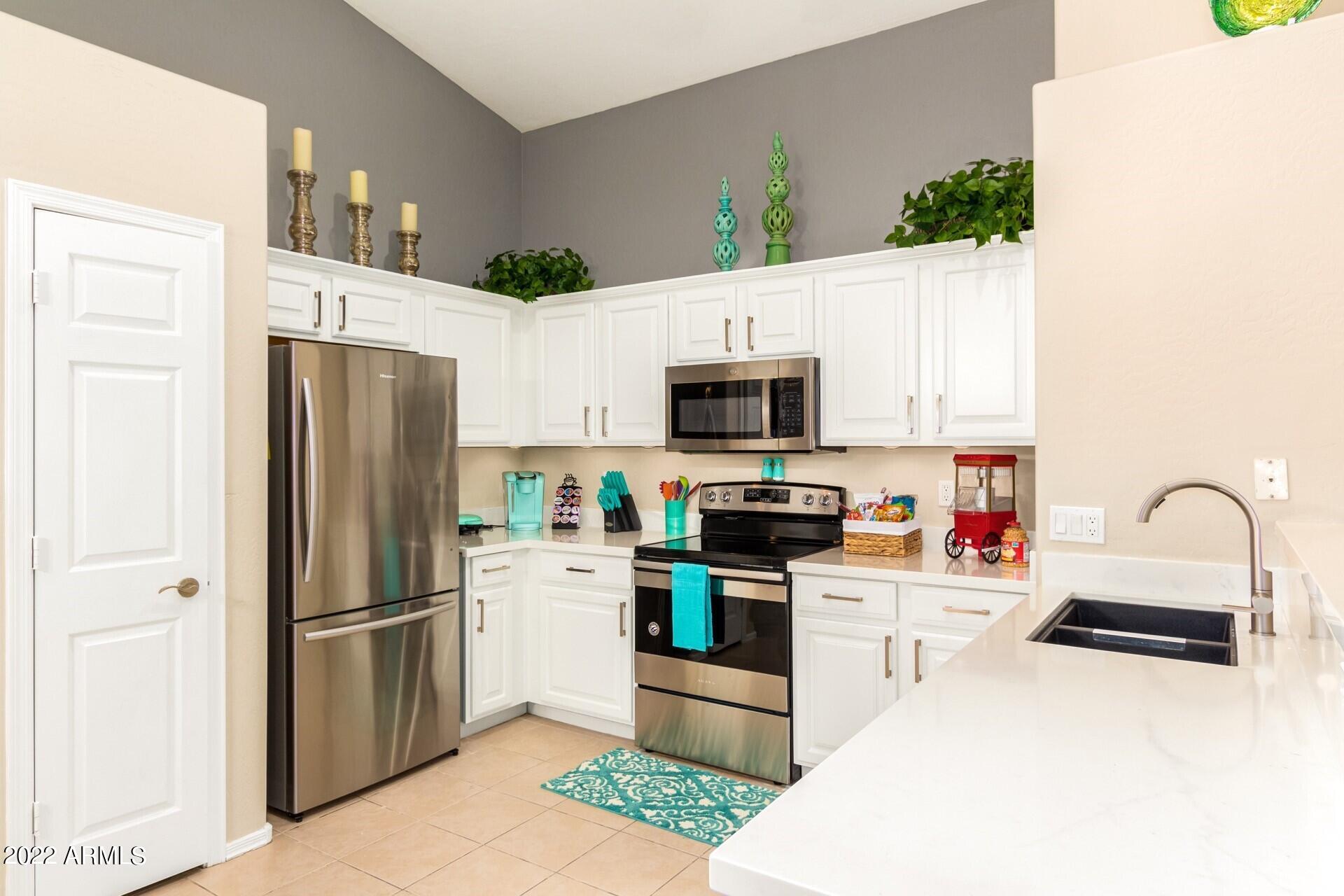 3228 East Sandy Way Gilbert, AZ 85297 - Photo 9 of 34 08-Kitchen