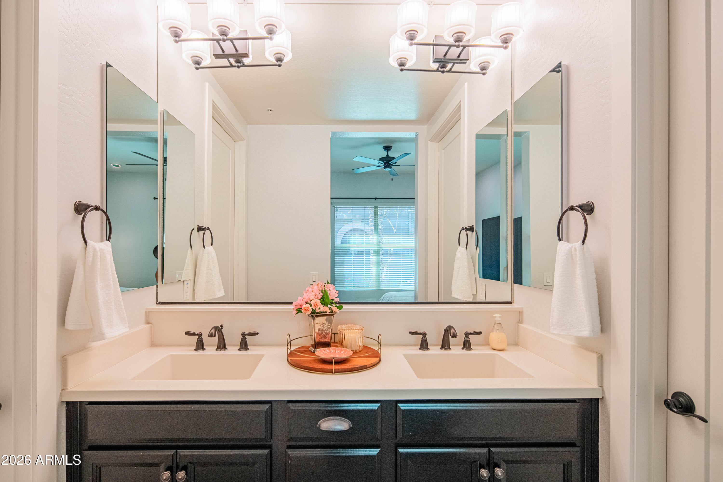 6565 East Thomas Road, Unit 1129 Scottsdale, AZ 85251 - Photo 9 of 31 Primary Ensuite