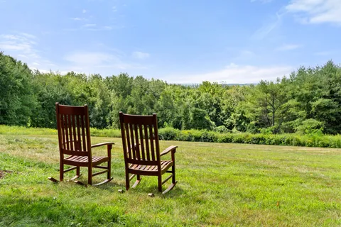 a view of a back yard