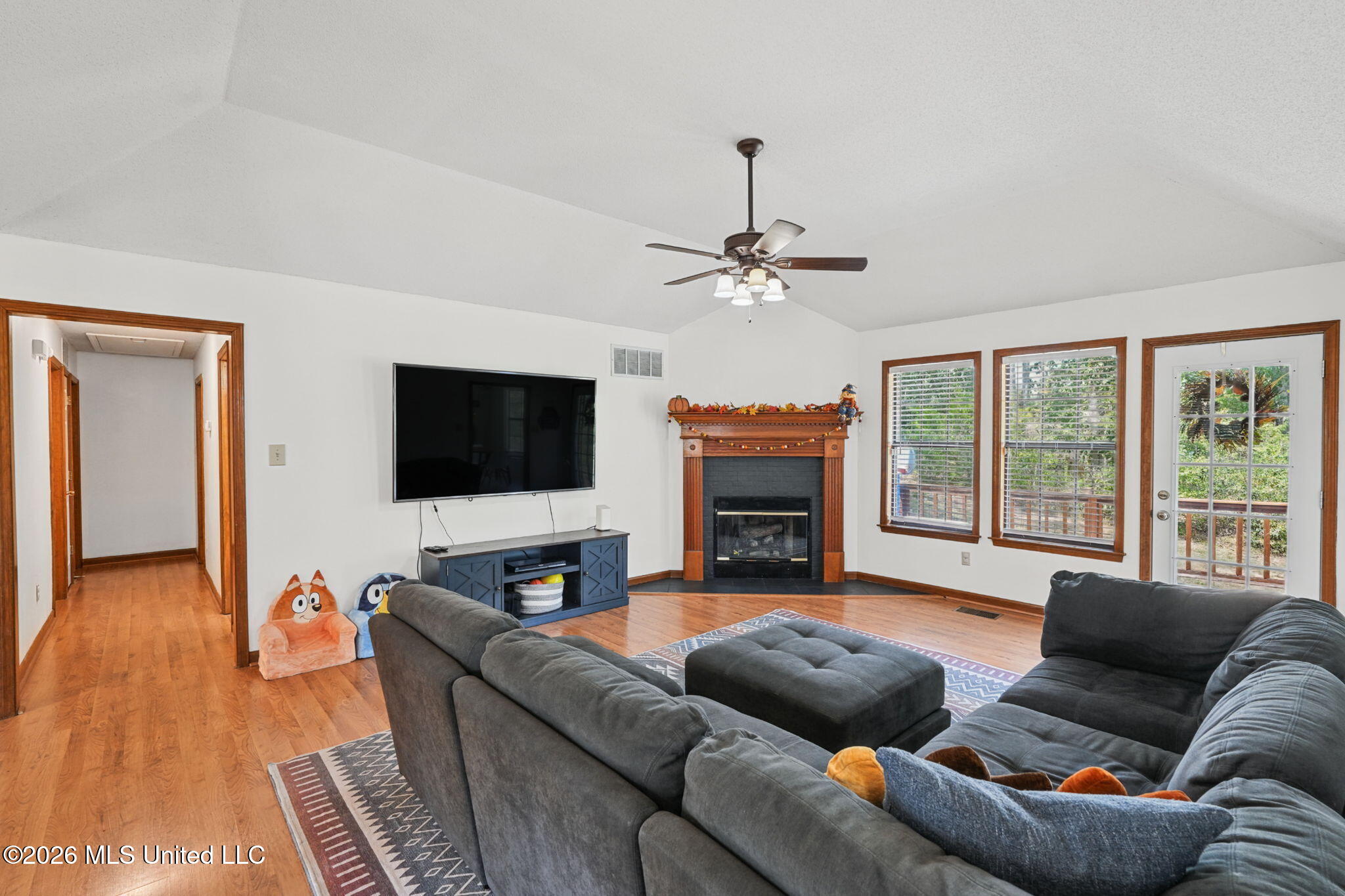 18-web-or-mls-4370 Bienville Rd-17