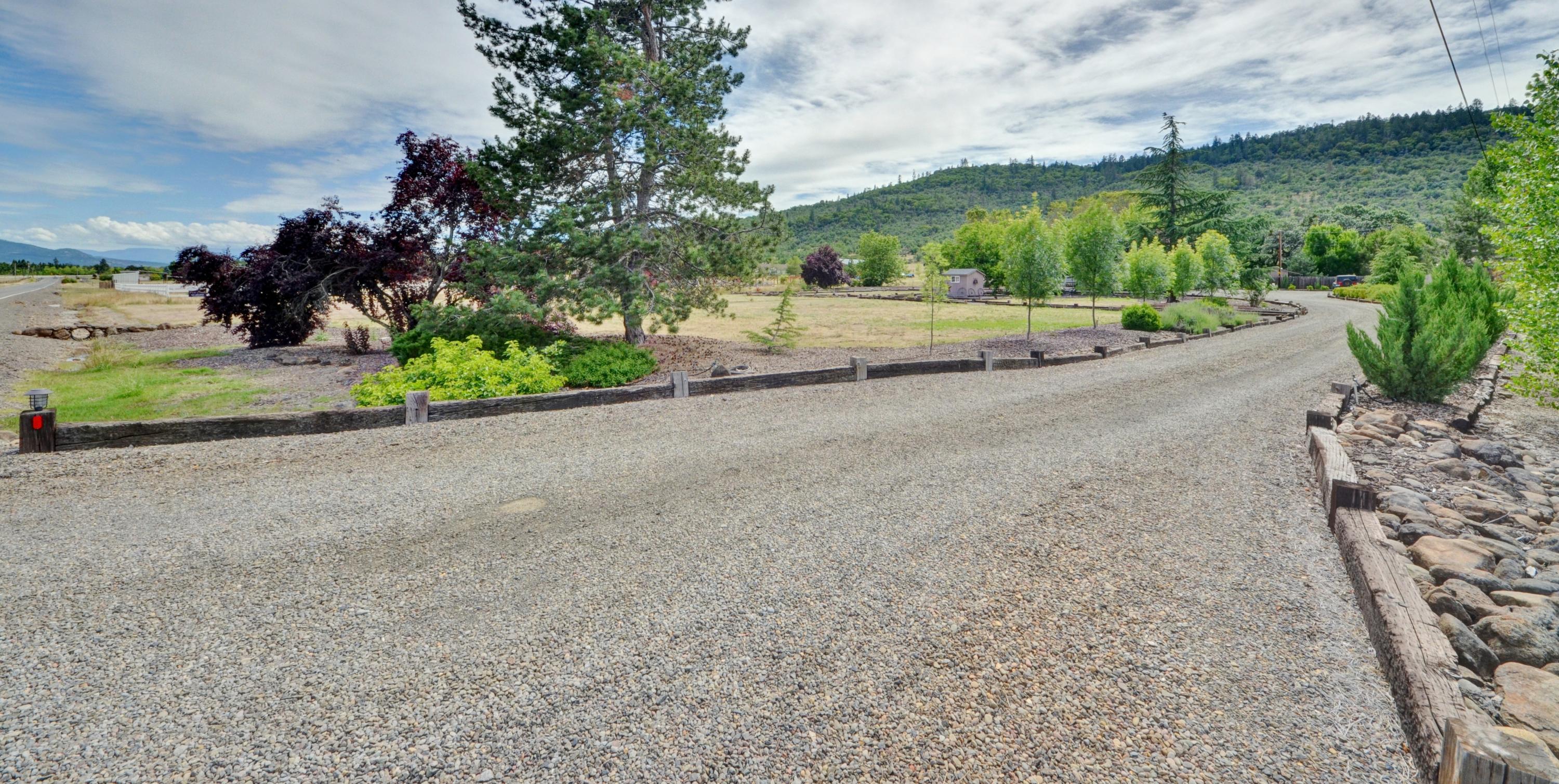 11005 Antioch Road White City, OR 97503 - Photo 5 of 62 Front drive.